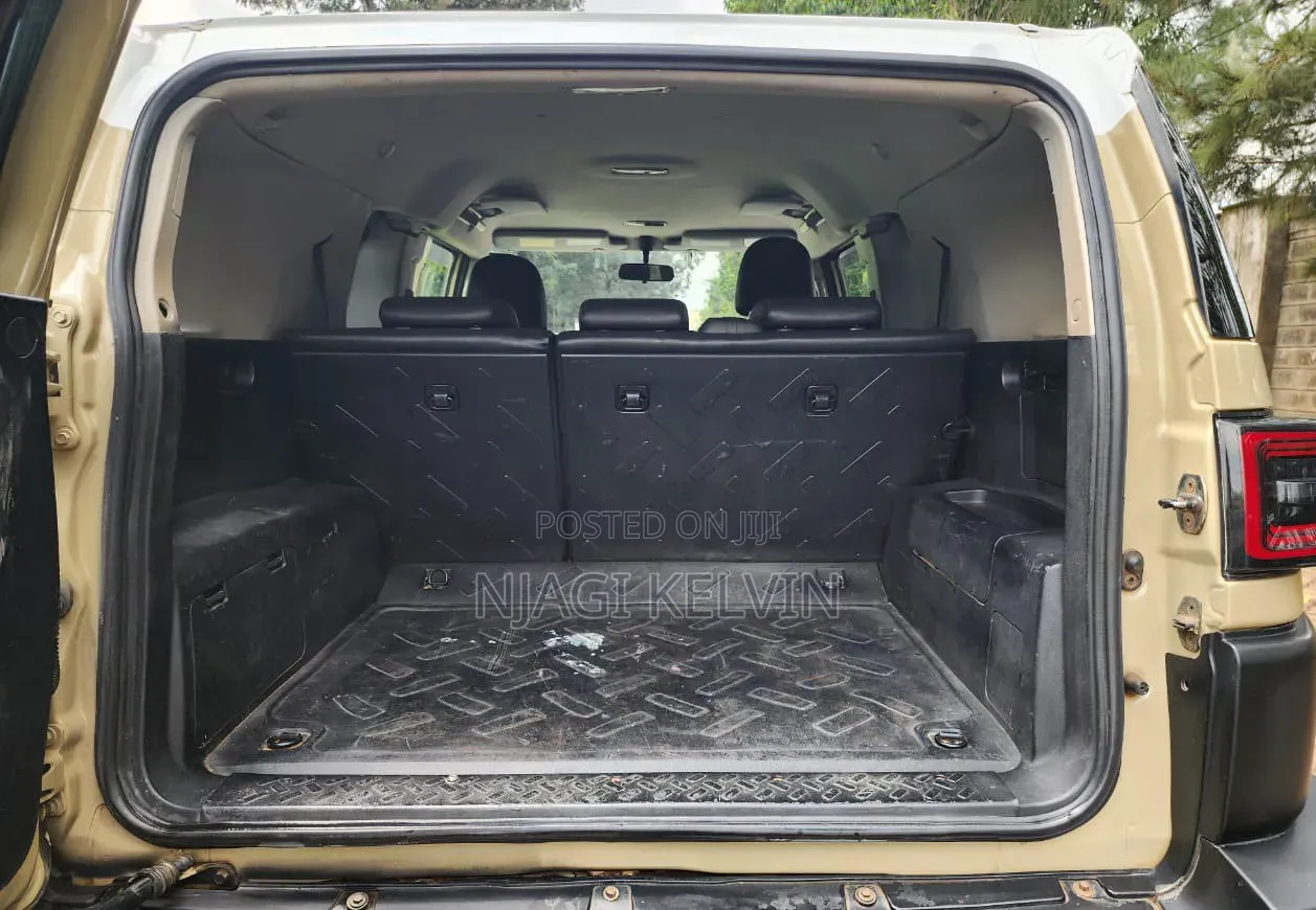 Toyota FJ Cruiser 4x4 Automatic 2012 Gold