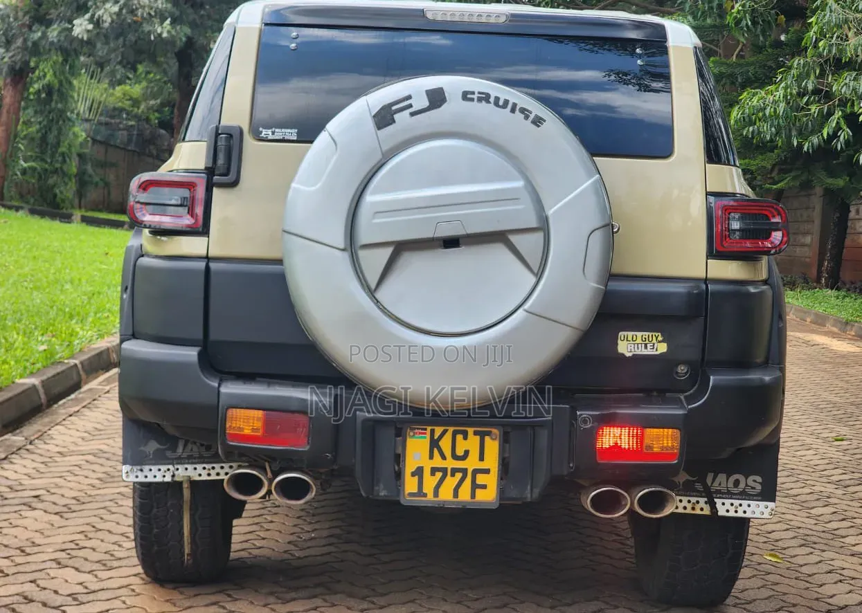 Toyota FJ Cruiser 4x4 Automatic 2012 Gold