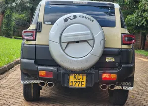 Toyota FJ Cruiser 4x4 Automatic 2012 Gold