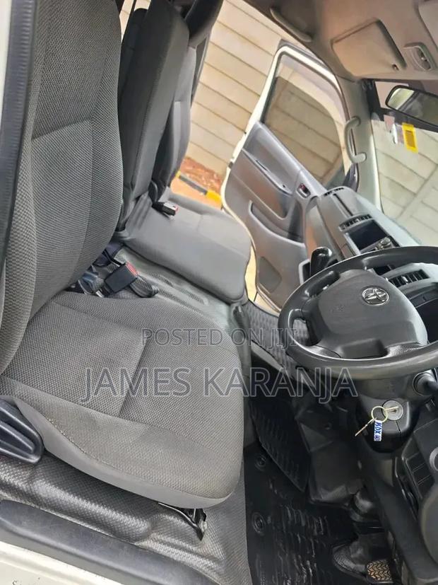 Toyota HiAce 2019 Orange - thumbnail 7