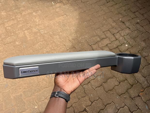 Landcruiser Armrests and Cupholders - thumbnail 3