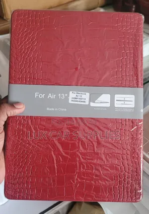 Crocodile-Textured Hard Shell Case for a 13.6-Inch Macbook Air.