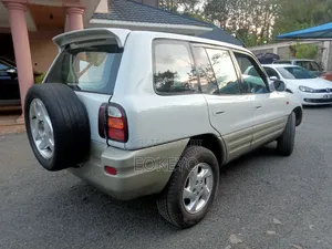 Toyota RAV4 Base FWD 1997 White