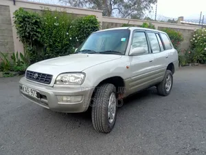 Toyota RAV4 Base FWD 1997 White