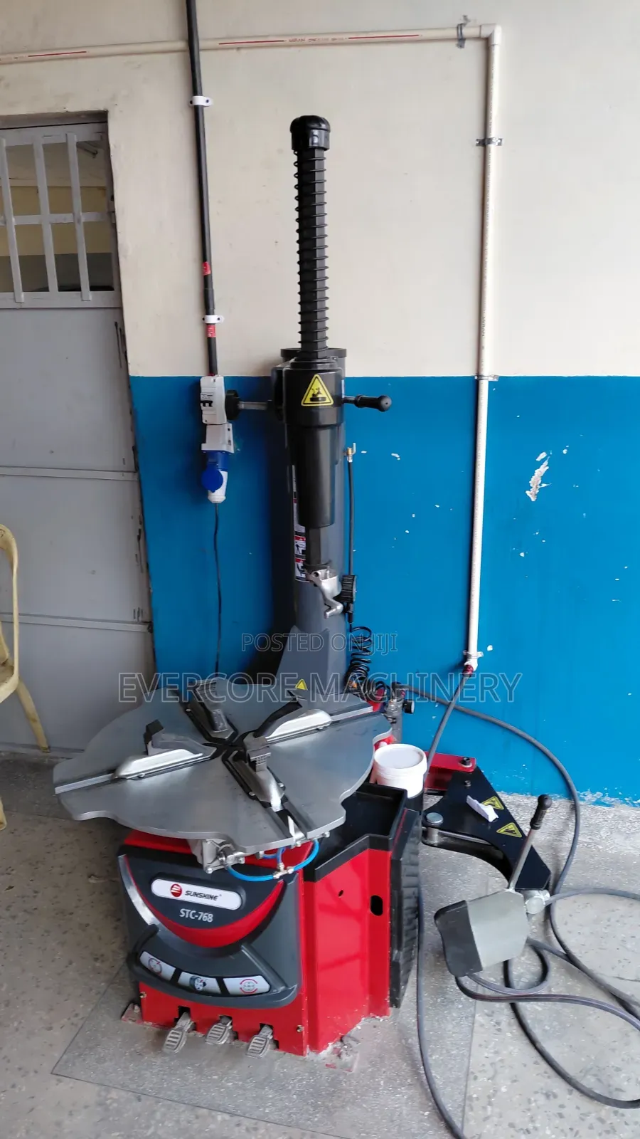 Heavy Duty 28inch Tyre Changer/Remover Machine Electric Powered.