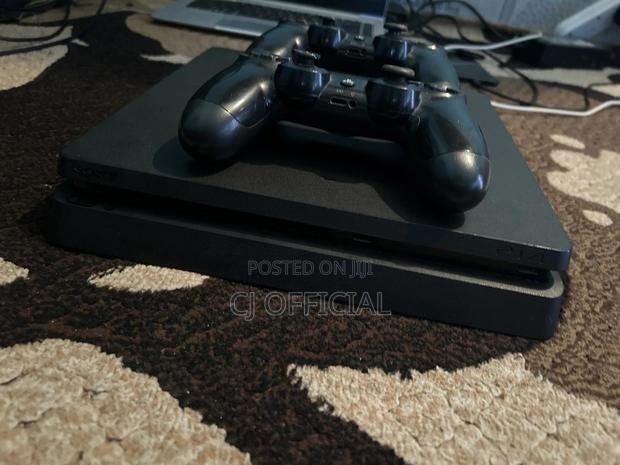 Ps4 With 2 Controllers - thumbnail 5