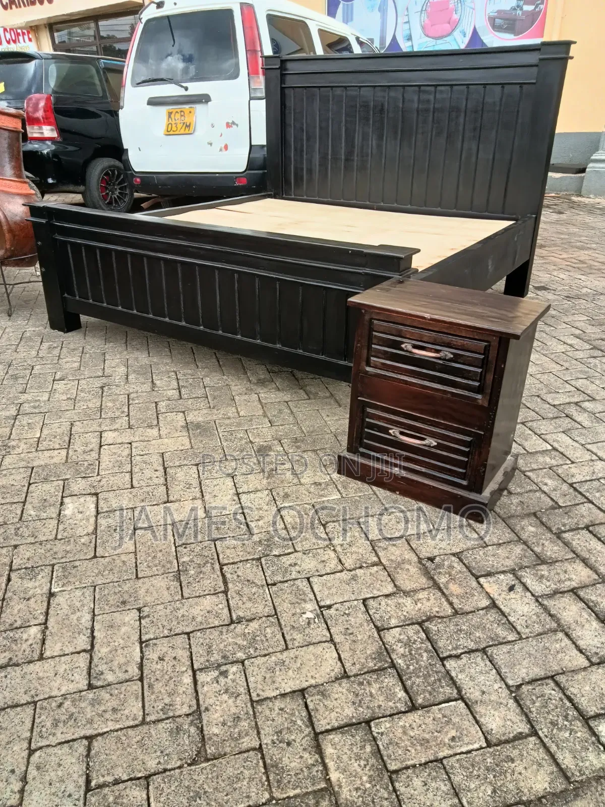 Pute Mahogany Bed