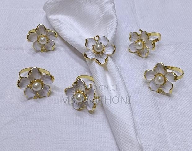 6 PCS Gold Metal Flower-Shaped Napkin Rings With White Petals