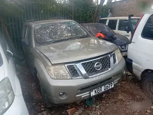 Nissan Pathfinder 2.5 dCi 2011 Gold