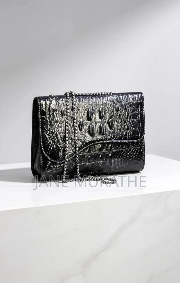Luxe Croc-Embossed Leather Shoulder Bag With Silver-Tone Chain Strap - thumbnail 2