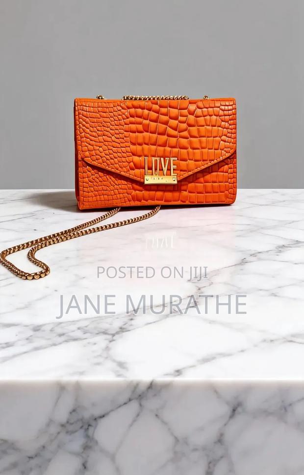 Luxe Croc-Embossed Leather Shoulder Bag With Silver-Tone Chain Strap