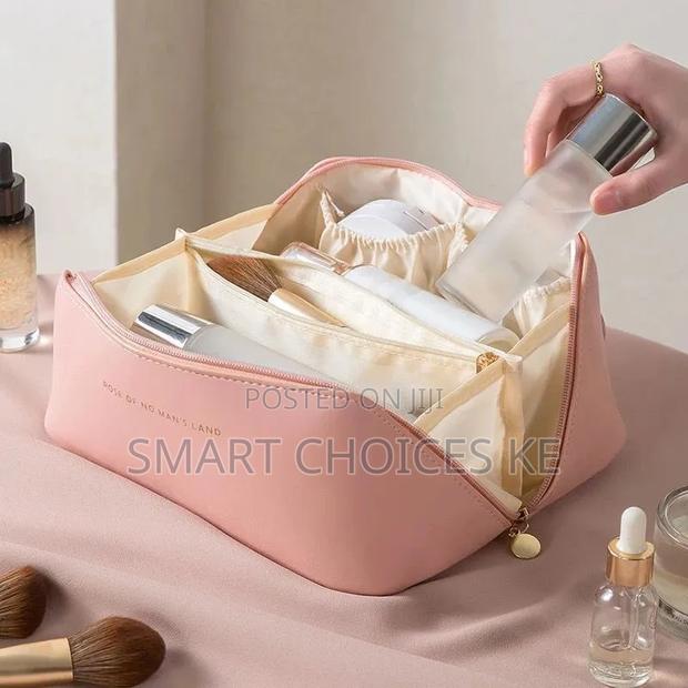 Large Capacity Cosmetic Bag Makeup Organizer - thumbnail 3