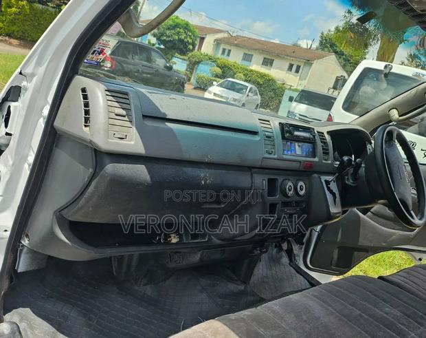 Toyota HiAce 2011 White - thumbnail 3