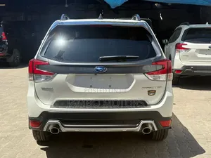 Subaru Forester Premium 2022 White