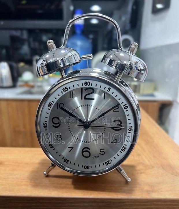 Retro Style Silver Twin Bell Analog Alarm Clock.