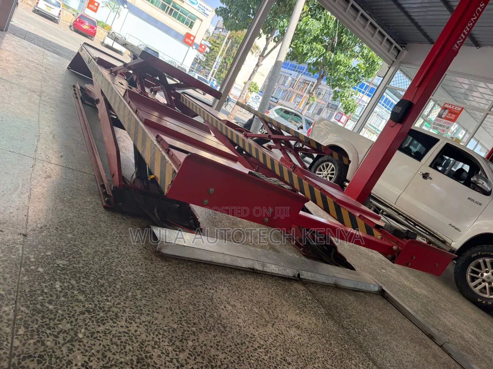 Smooth and Low Noise Operator Big Scissor Carlift Sunshine