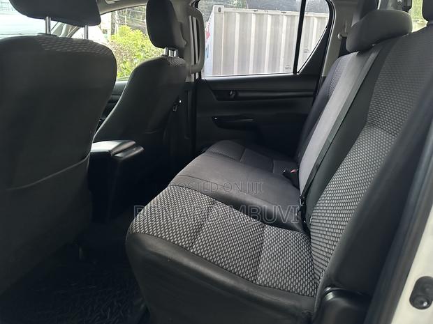 Toyota HiAce 2013 White - thumbnail 6