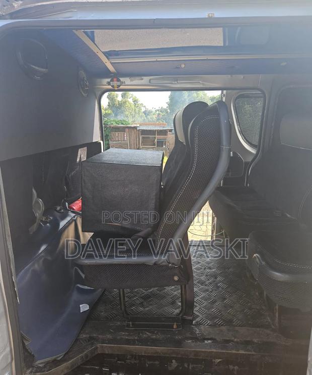 New Toyota HiAce 2006 Silver - thumbnail 3