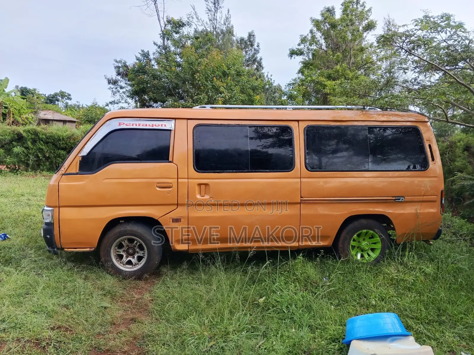 Nissan Caravan (Urvan) 2002 Gold