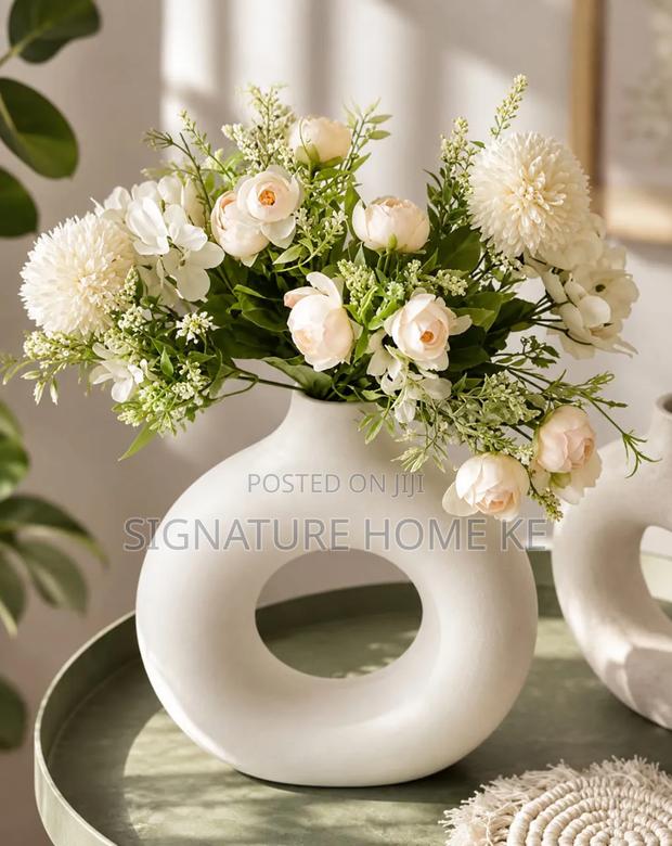 Doughnut Shaped Flower Vase - thumbnail 2