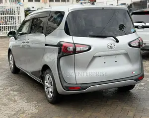 Toyota Sienta 2019 Silver