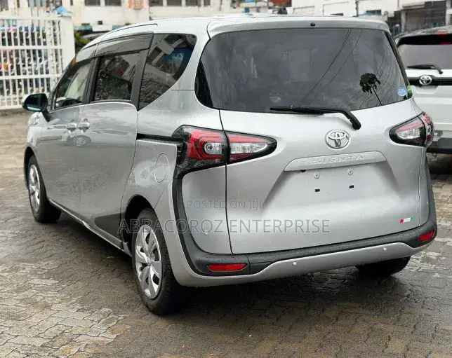 Toyota Sienta 2019 Silver