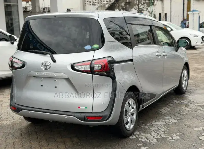Toyota Sienta 2019 Silver