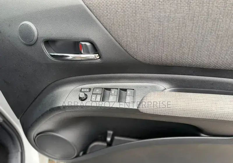Toyota Sienta 2019 Silver