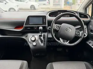 Toyota Sienta 2019 Silver