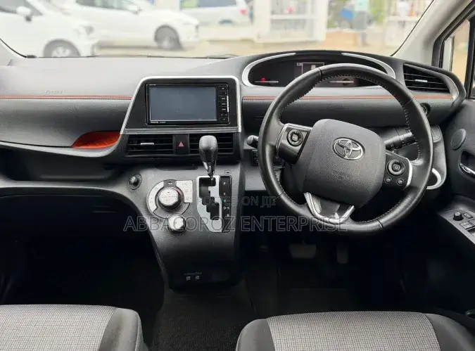 Toyota Sienta 2019 Silver
