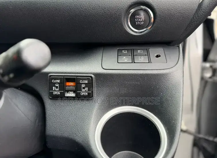 Toyota Sienta 2019 Silver
