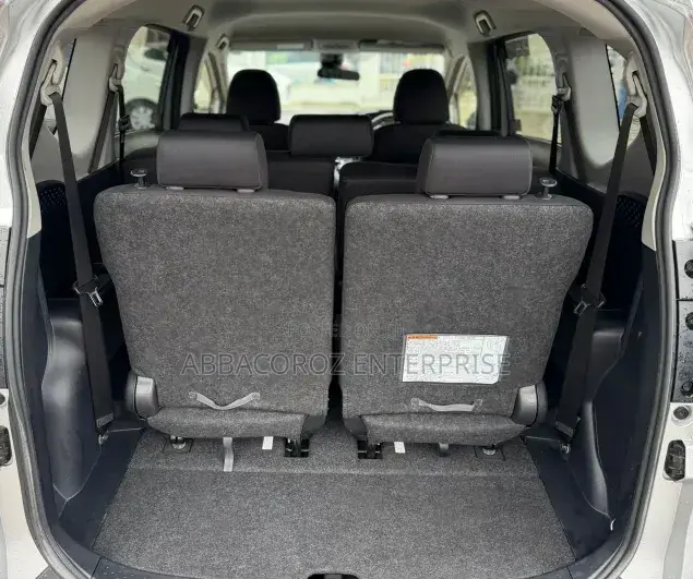 Toyota Sienta 2019 Silver