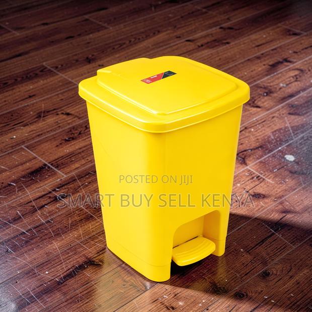 Lightweight Body 30 Litres Hard Plastic Step Pedal Waste Garbage Bin