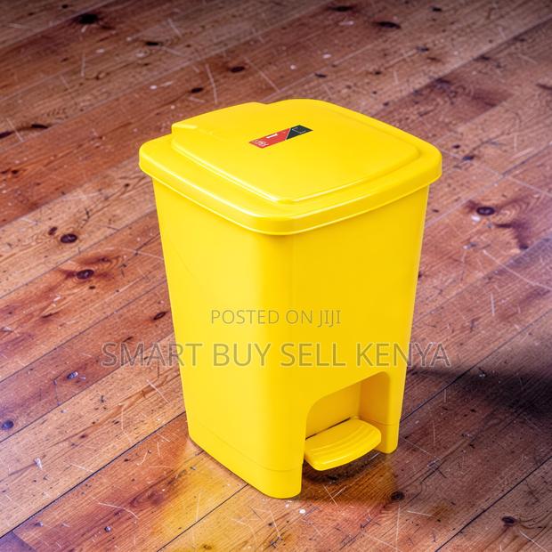 Portable Design 30 Litres Hard Plastic Step Pedal Waste Garbage Bin