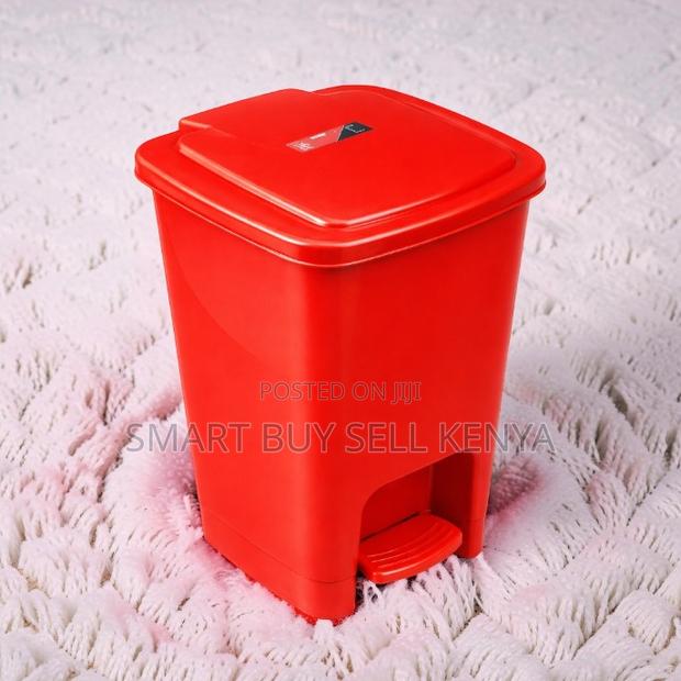 Tight Closure 30 Litres Hard Plastic Step Pedal Waste Garbage Dust Bin