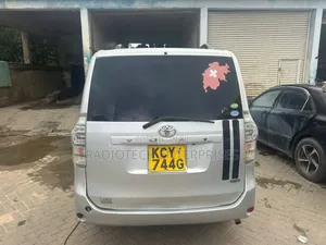 Toyota Voxy 2012 Silver