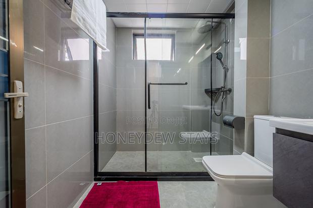 Airbnb 2br Riverside Apartment With Serenity Modern Comfort. - thumbnail 4