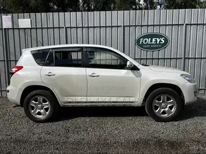 Toyota RAV4 Limited FWD (2.5L 4cyl 6A) 2016 White