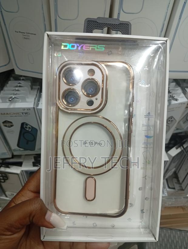 iPhone 15 Pro Vertical Gold Strip Case