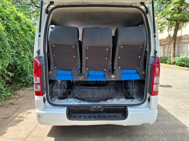 Toyota HiAce 2011 White - thumbnail 2