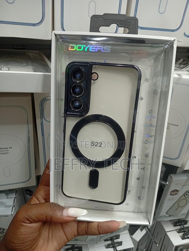 Samsung Galaxy S22 Clear Magnetic Case With a Black Frame.