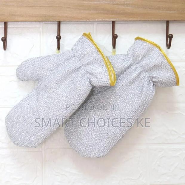 A Pair of Scrubbing/Scouring Gloves - thumbnail 2