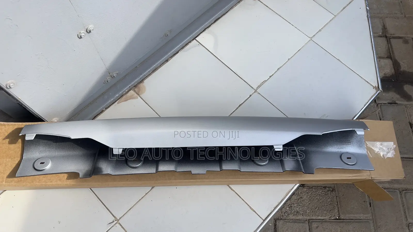 Front Bumper Towing Cover for Land Rover Discovery 4 2016