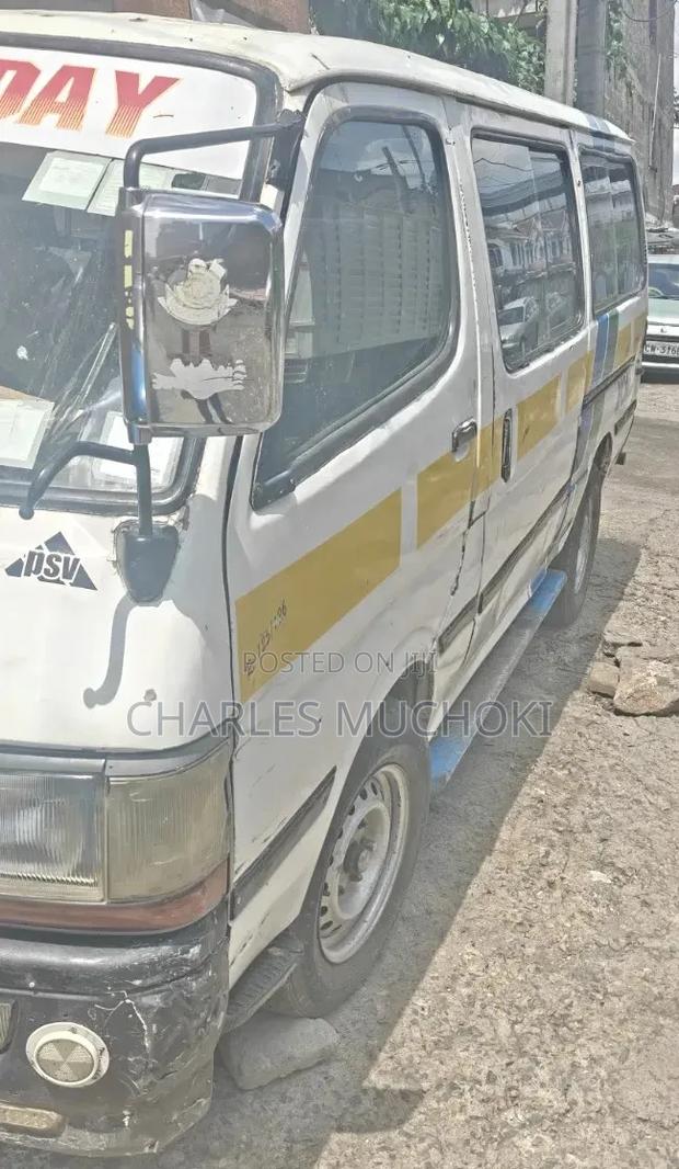 Toyota HiAce 2000 White