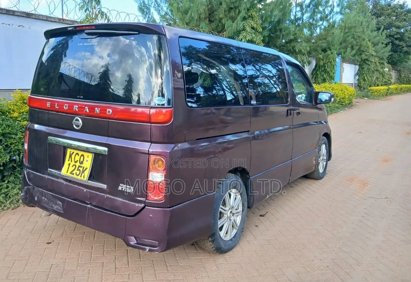 Nissan Serena 2010 Red