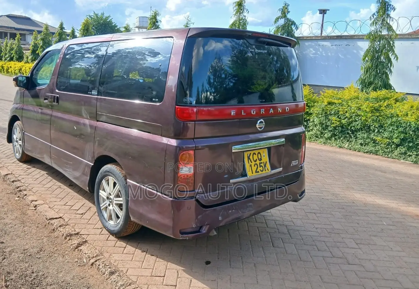 Nissan Serena 2010 Red