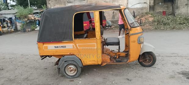 Piaggio Scooter 2019 Yellow - thumbnail 3