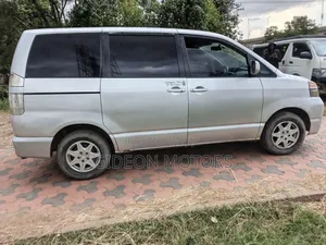Toyota Voxy 2004 Silver