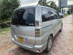 Toyota Voxy 2004 Silver
