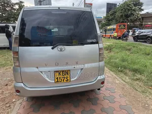 Toyota Voxy 2004 Silver